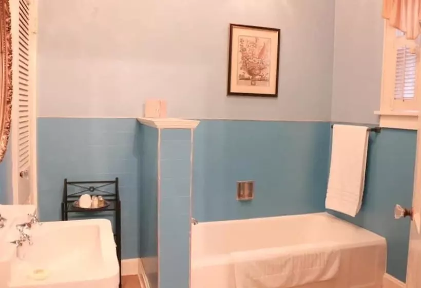 تختخواب و صبحانه Opus House