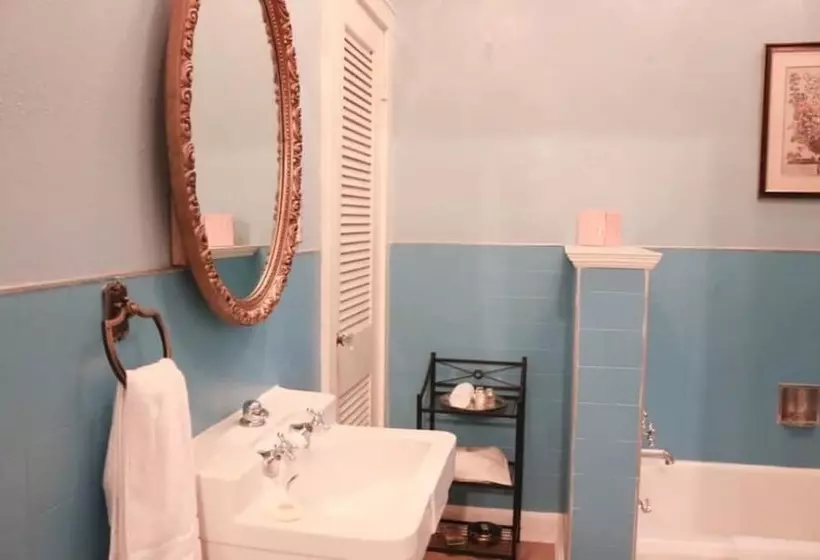 تختخواب و صبحانه Opus House