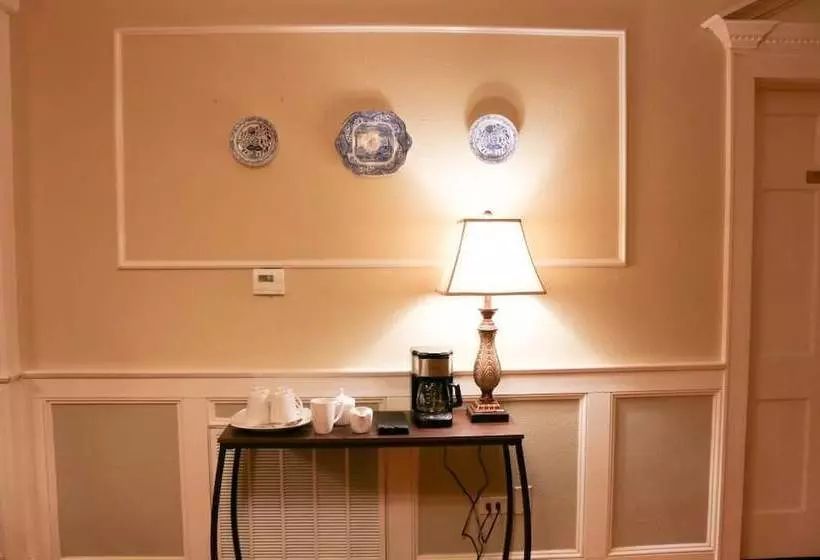 تختخواب و صبحانه Opus House