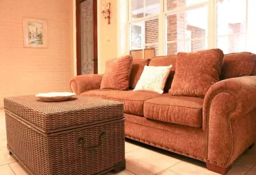 تختخواب و صبحانه Opus House