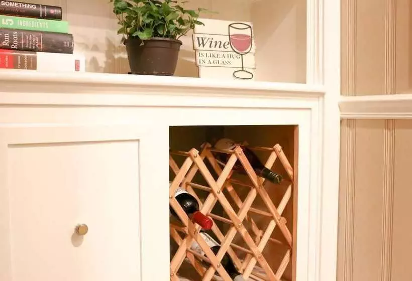 تختخواب و صبحانه Opus House