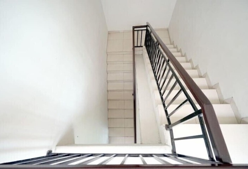 ペンション D'paragon Tambak Bayo