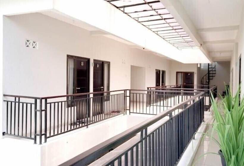 ペンション D'paragon Tambak Bayo