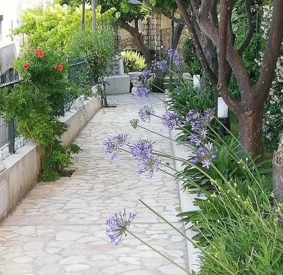 Aamiaismajoitus (B&B) Villa Giardini Luxury Room