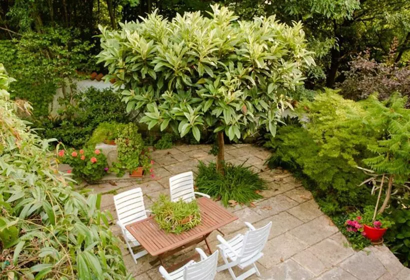 Aamiaismajoitus (B&B) Villa Tra  Monti