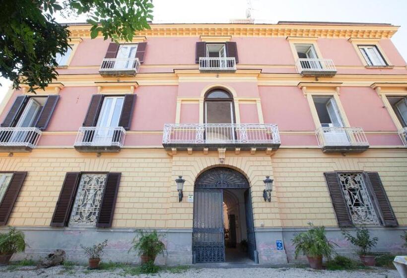 פנסיון Caluga House