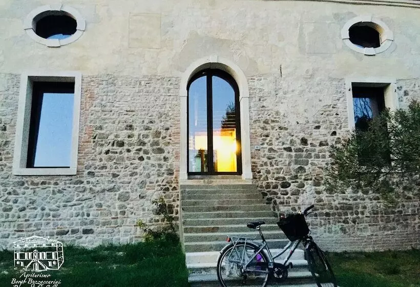 تختخواب و صبحانه Agriturismo Borgo Buzzaccarini Rocca Di Castello
