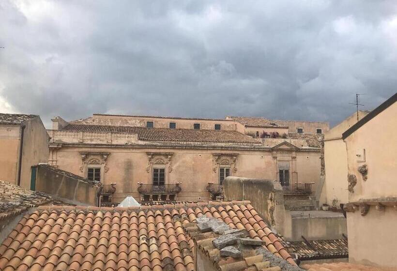 פונדק Landolina Palace