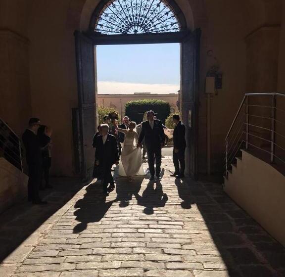 פונדק Landolina Palace