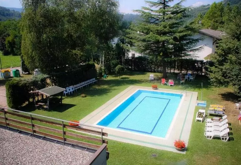 ホテル Dolomiti Levico
