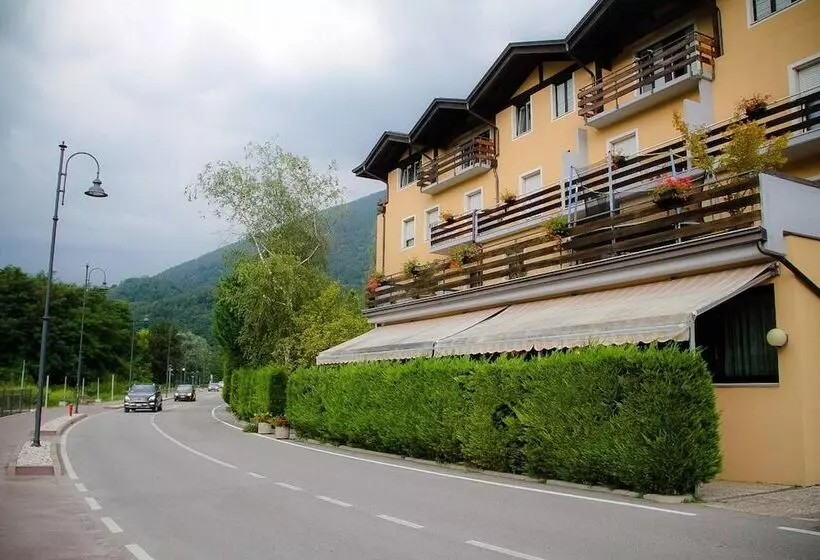 ホテル Dolomiti Levico
