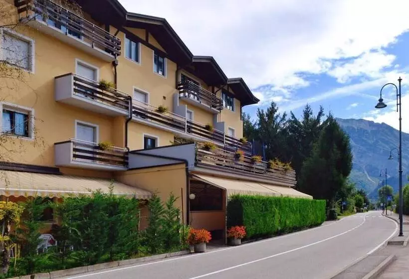 ホテル Dolomiti Levico
