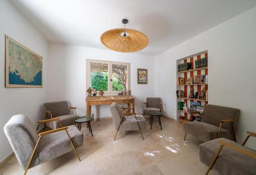 فندق Hôtel La Garrigue & Bar Piscine