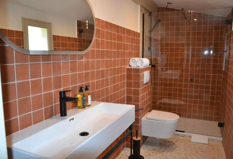 فندق Hôtel La Garrigue & Bar Piscine