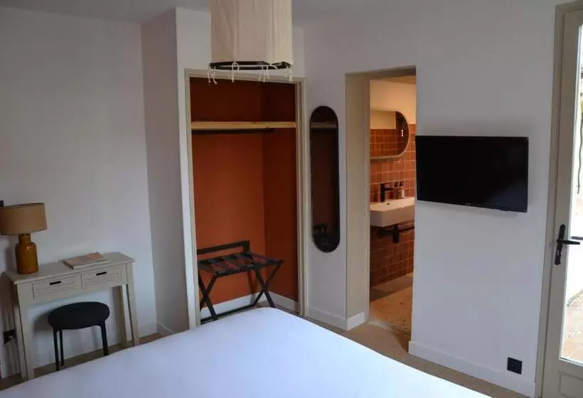 فندق Hôtel La Garrigue & Bar Piscine