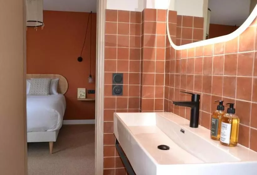 فندق Hôtel La Garrigue & Bar Piscine