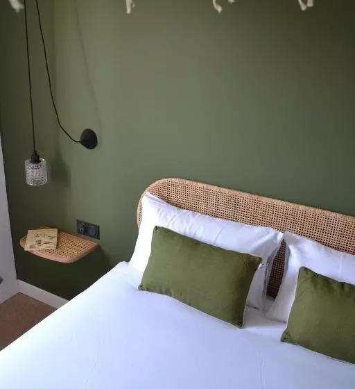 فندق Hôtel La Garrigue & Bar Piscine