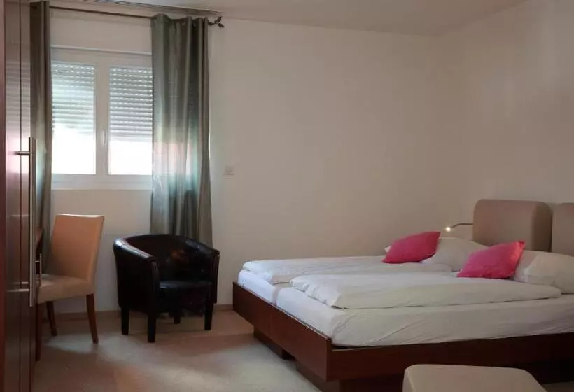 Отель Les Portes De La Vallee