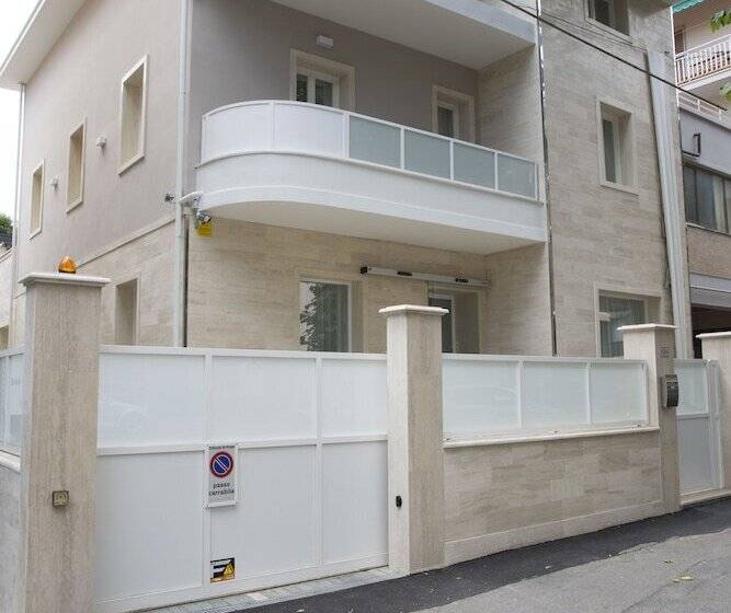 مسافرخانه Boutique Hotel Enia