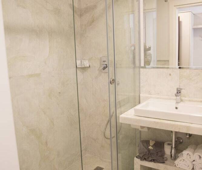 مسافرخانه Boutique Hotel Enia