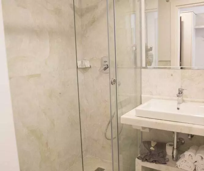 مسافرخانه Boutique Hotel Enia