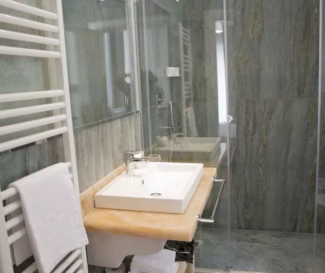 مسافرخانه Boutique Hotel Enia