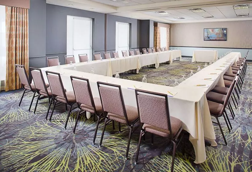 Отель Hilton Garden Inn Albany Airport