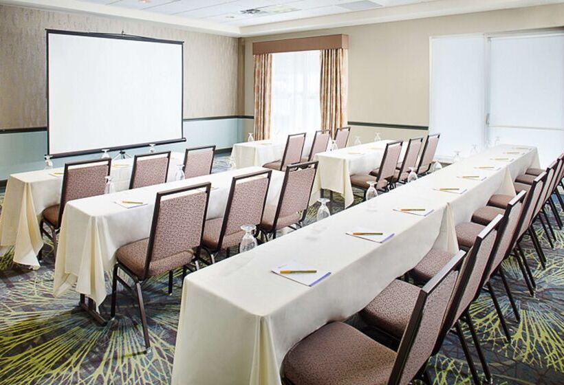 בית מלון כפרי Hilton Garden Inn Albany Airport