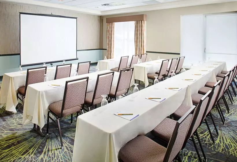 Отель Hilton Garden Inn Albany Airport