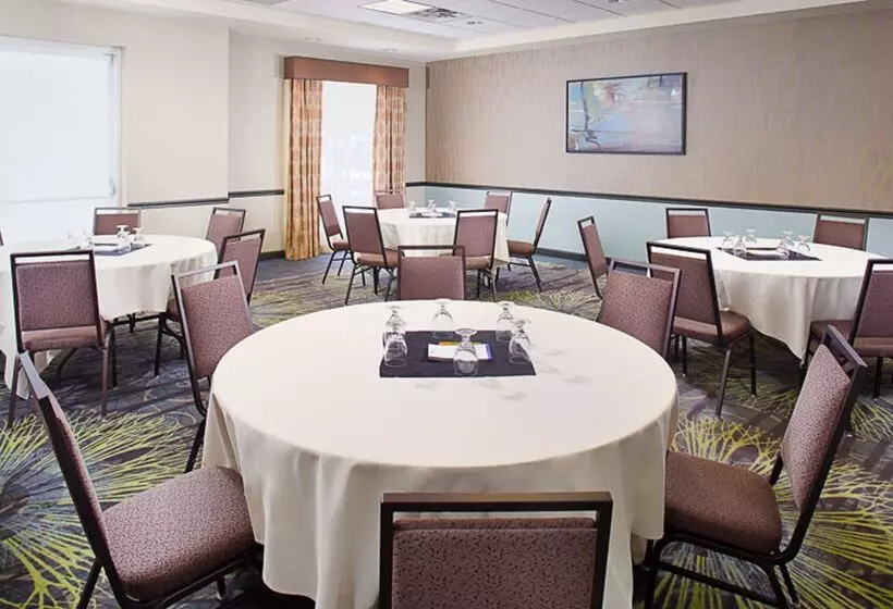 Отель Hilton Garden Inn Albany Airport