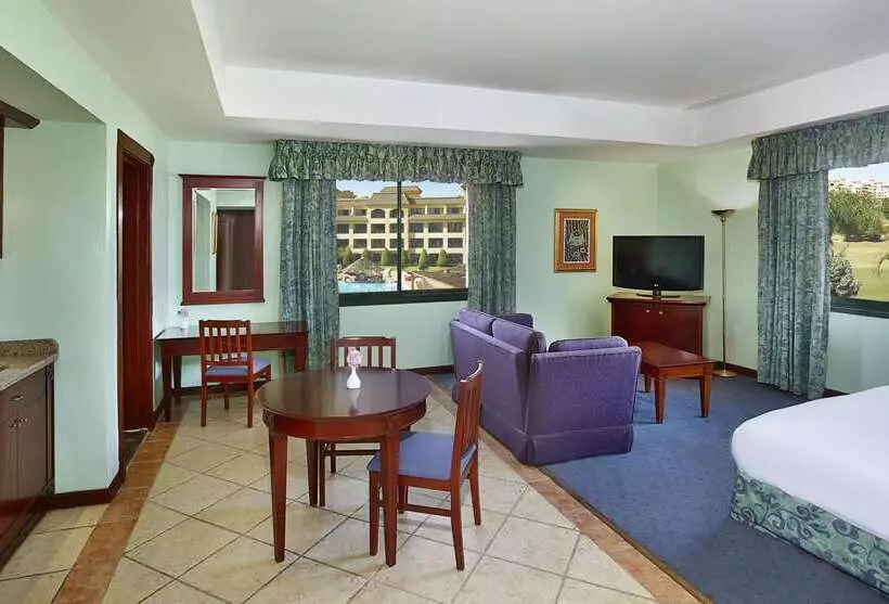 هتل Hilton Pyramids Golf