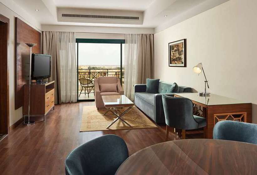 هتل Hilton Pyramids Golf