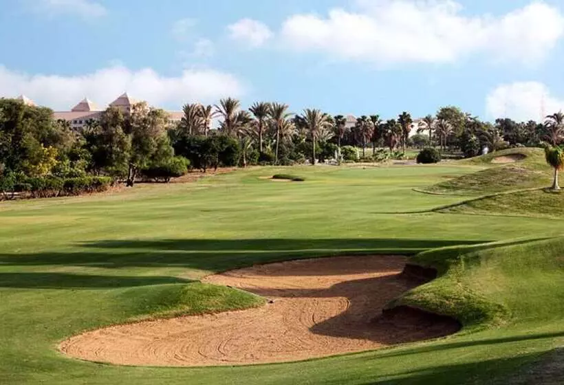 هتل Hilton Pyramids Golf