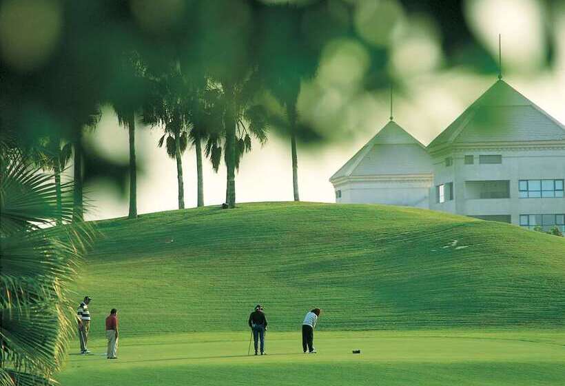 هتل Hilton Pyramids Golf