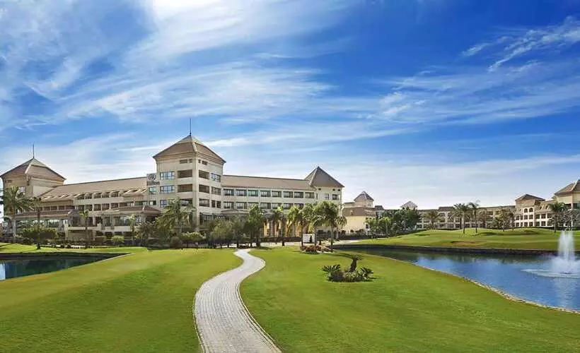 هتل Hilton Pyramids Golf