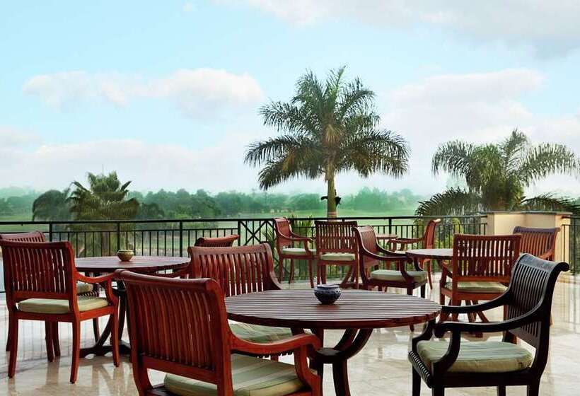 هتل Hilton Pyramids Golf