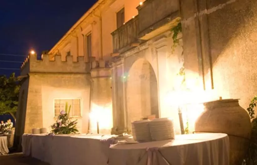 Aamiaismajoitus (B&B) Feudo Di Villa Anticaglia