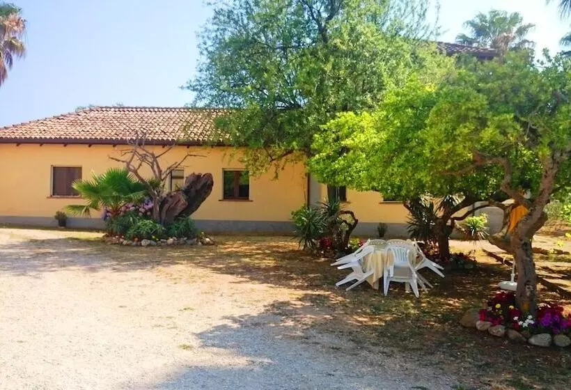 Aamiaismajoitus (B&B) Feudo Di Villa Anticaglia