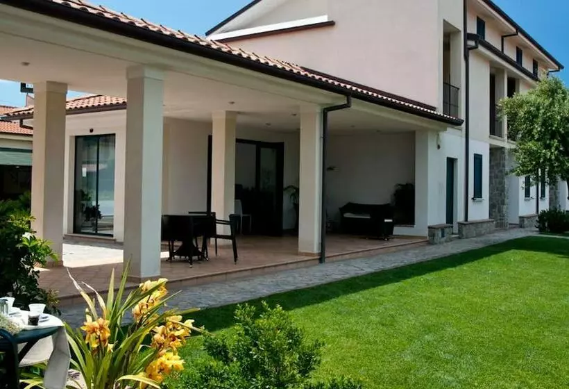 Hotelli Oliveto A Mare   Suite & Apartment