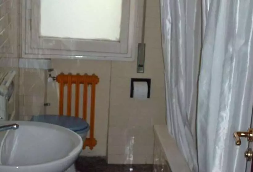 Hotelli Triana E Tyche