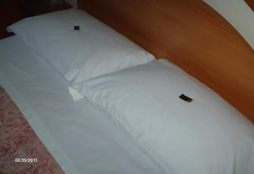 Hotelli Triana E Tyche