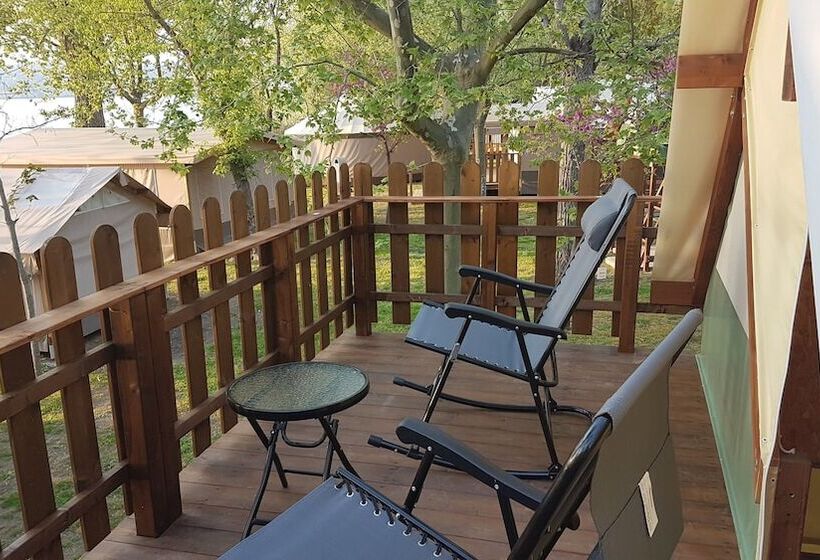 בית מלון כפרי Parco Del Lago Glamping & Lodges