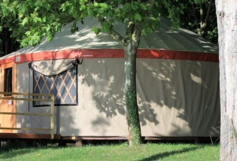 בית מלון כפרי Parco Del Lago Glamping & Lodges