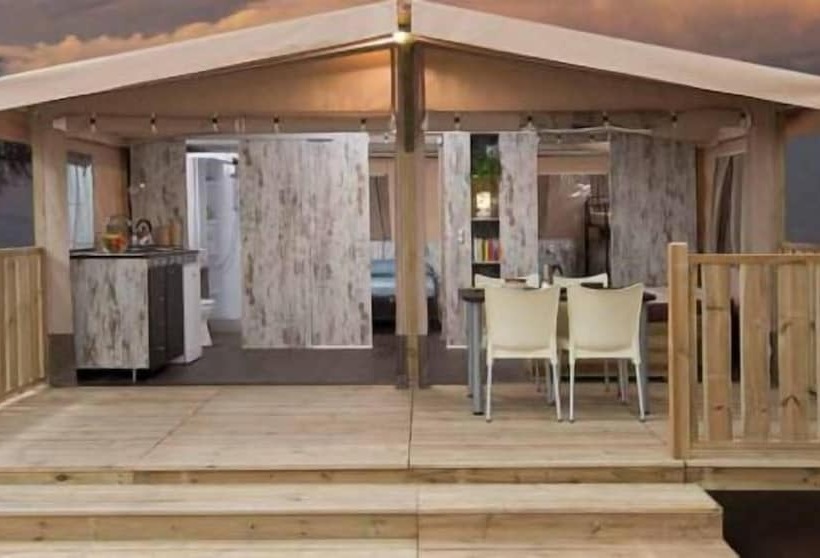 בית מלון כפרי Parco Del Lago Glamping & Lodges