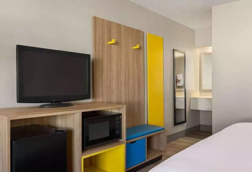 בית מלון כפרי Days Inn By Wyndham Cocoa Beach Port Canaveral