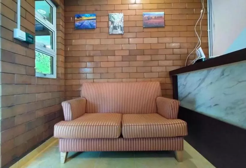 Hotelli Oyo 89934 Rose Village Inn 1