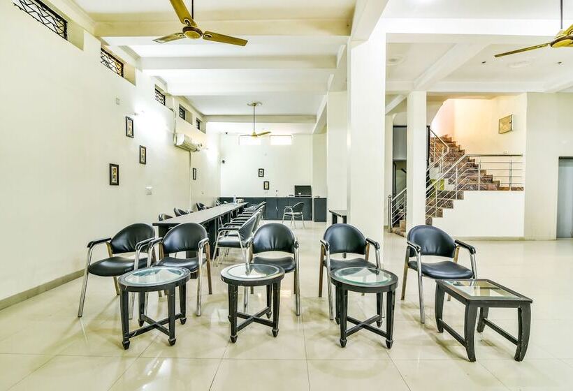 Fabhotel The Huespedes