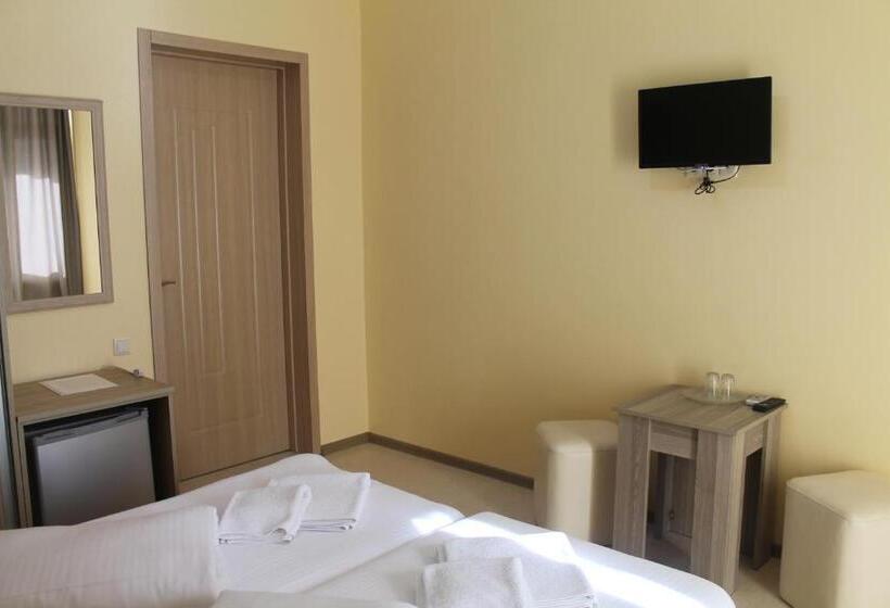 پانسیون Okro Life