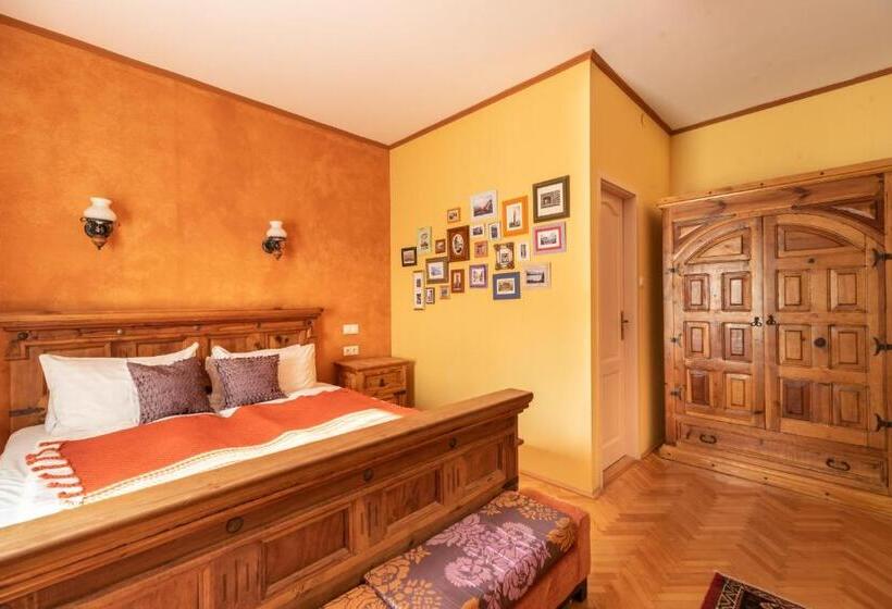 Hostelli Corona Villa