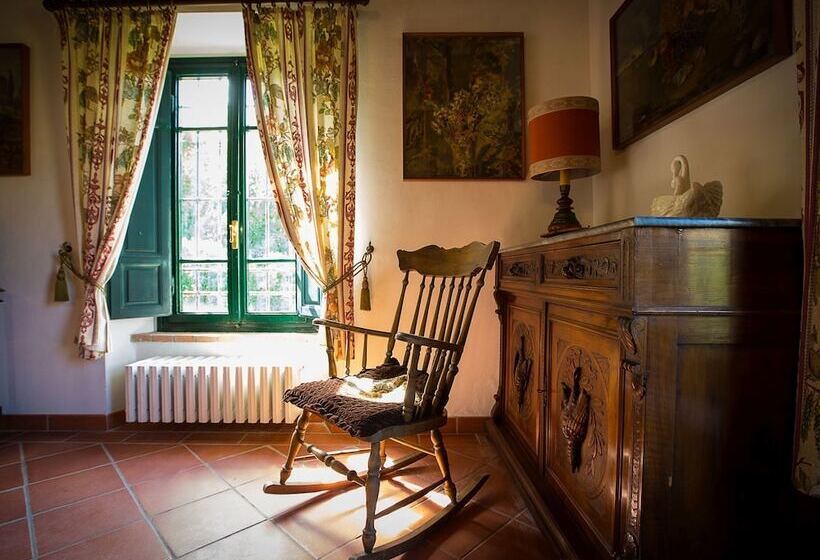 A Rustic House Set In The Tuscan Landscape